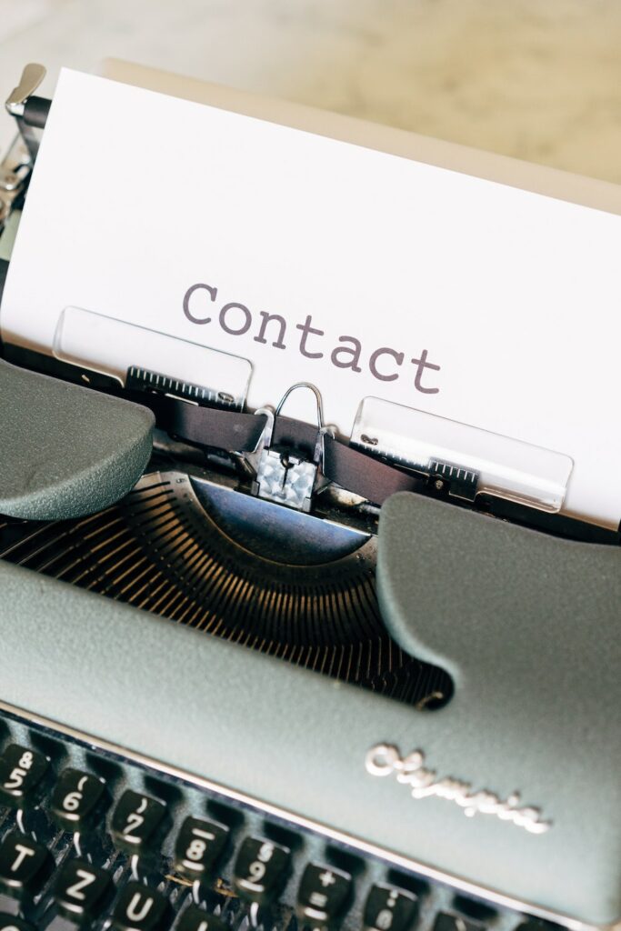 Machine à écrire avec écrit "Contact" dessus. Contact Inbulb cabinet études marketing